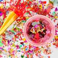 Бесплатное фото Вид сверху чашка, полная красочных конфетти