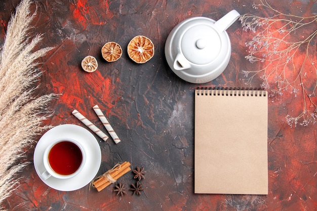 Бесплатное фото Вид сверху чашка чая с чайником на темном столе