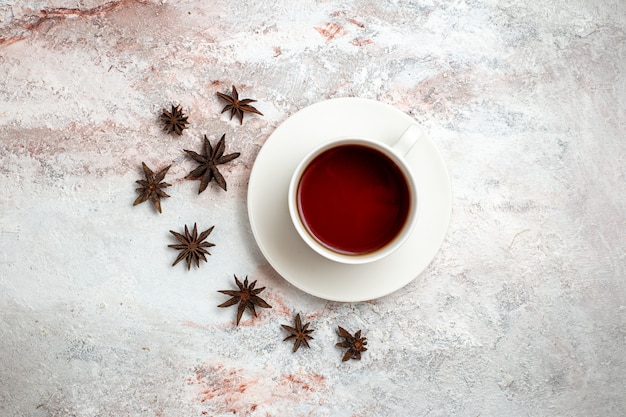 白い背景の上のお茶のホットドリンクのトップビューカップお茶の甘い朝食式