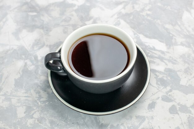 白い表面のカップとプレートの内側のお茶の上面図カップ