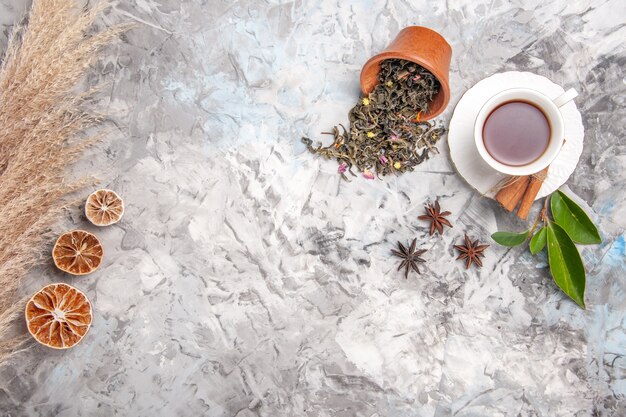 白いテーブルの上のお茶のトップビューのお茶の飲み物の色