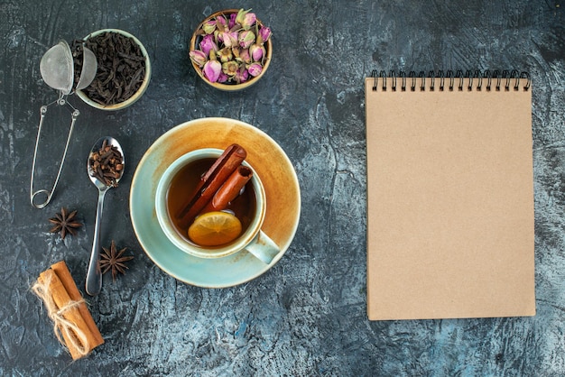 Vista dall'alto tazza di tè con tè nero e fiori secchi su sfondo chiaro tè foto cerimonia colore caffè colazione frutta