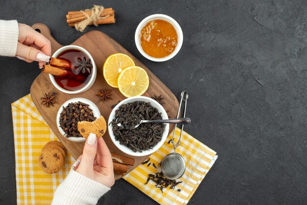 暗い背景に紅茶蜂蜜とレモンスライスとお茶のトップビューカップ朝のコーヒーカラーテーブル朝食卵家族の食事女性