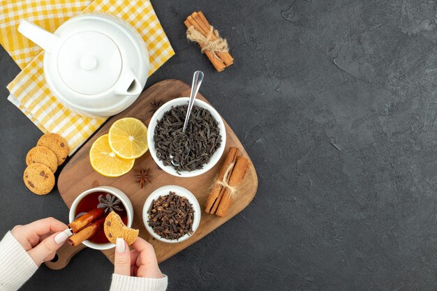 灰色の背景に紅茶蜂蜜とレモンスライスとお茶のトップビューカップコーヒー卵朝の朝食家族の食事テーブル空きスペース