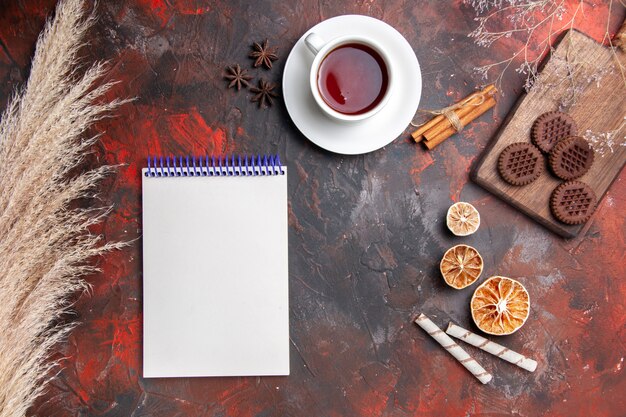 Free photo top view cup of tea with choco cookies on the dark table photo dark biscuit