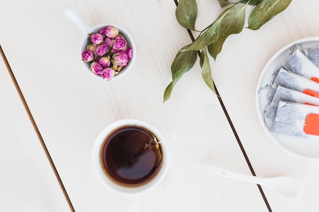 花のカップと紅茶のトップビューカップ