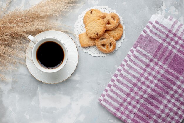 光の上のおいしい小さなクッキー、クッキービスケットスウィートティーシュガーとお茶の上面図