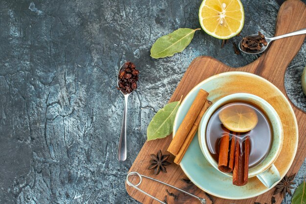 灰色の背景の花の色の味の写真朝食式コーヒーに新鮮な紅茶とお茶のトップビューカップ