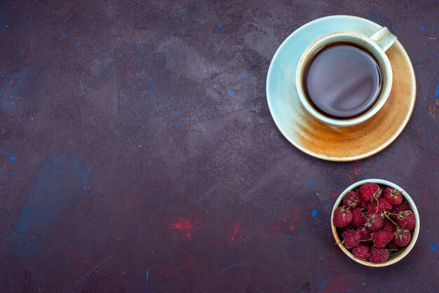 어두운 표면에 신선한 나무 딸기와 차 한잔의 상위 뷰