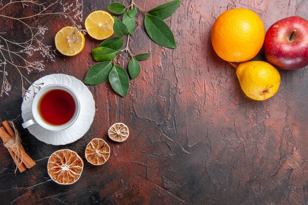 어두운 테이블 설탕 차 사진 비스킷 달콤한에 과일과 차의 상위 뷰 컵