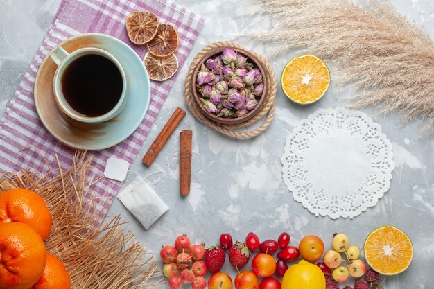 白い机の上の果物とお茶のトップビューカップフルーツ新鮮なまろやかなお茶レモン