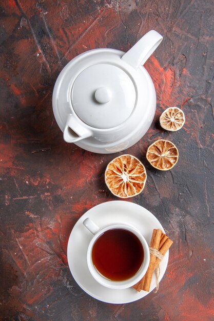 Вид сверху чашка чая с чайником на темном столе цветная церемония чайная темная