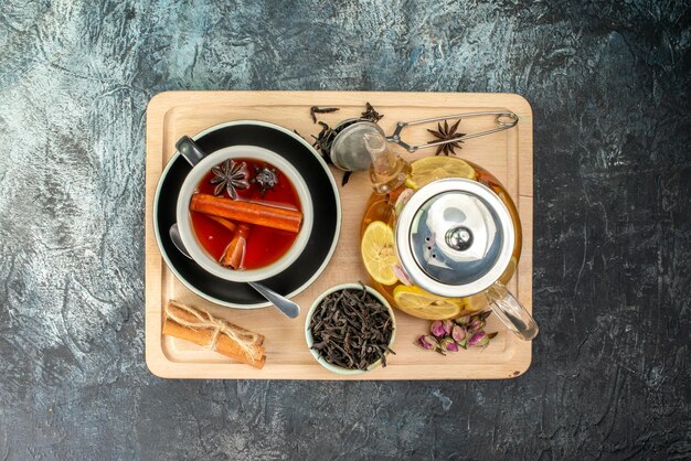灰色の背景にレモンとやかんとお茶のトップビューカップフルーツ朝食式カラー写真食品朝