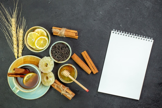レモンスライスと蜂蜜とお茶のトップビューカップ