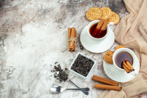 明るい背景色に甘いビスケットとお茶のトップビューカップコーヒーシュガークッキーパイセレモニーシナモン