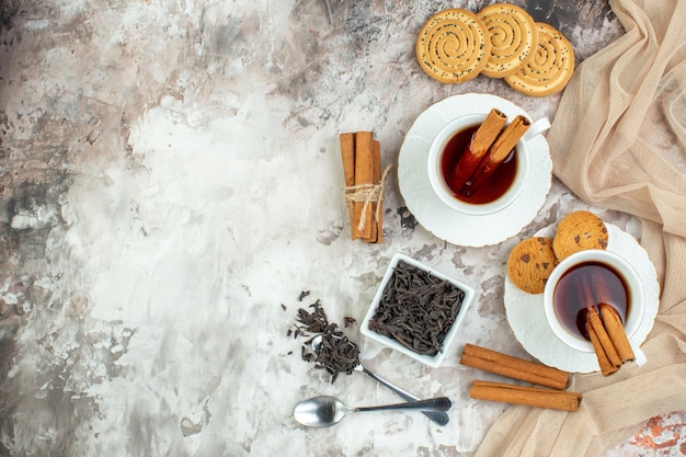 明るい背景色の甘いビスケットとお茶のトップビューカップコーヒーシュガークッキーパイ式を破る