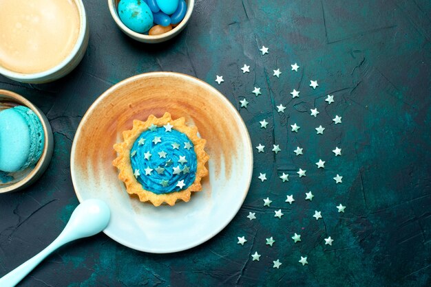 ダークブルーにクールな星と影の装飾が施されたカップケーキの上面図、