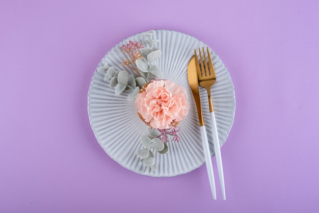 Free photo top view cupcake with flower on plate