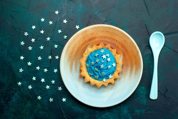 興味深い影の効果と星の装飾が施されたカップケーキの上面図
