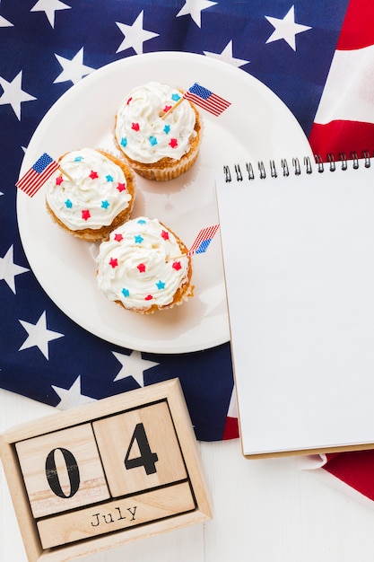 Vista dall'alto di cupcakes con data e bandiera americana