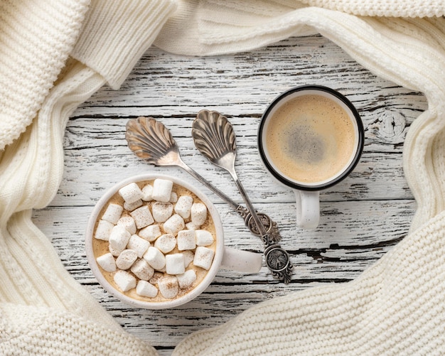 Foto gratuita vista dall'alto di tazze di caffè e cioccolata calda con marshmallow