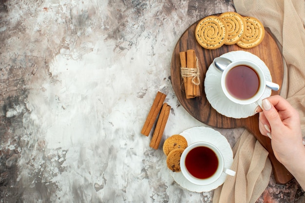 明るい背景色の儀式パイコーヒーシュガーブレイクに甘いビスケットとお茶のトップビューカップ