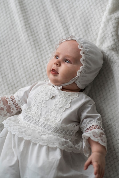 Foto gratuita bambino carino vista dall'alto sdraiato sul letto