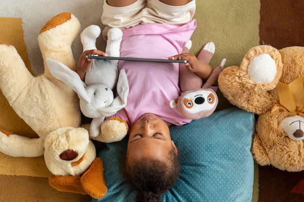 Vista dall'alto bambino carino con animale di peluche