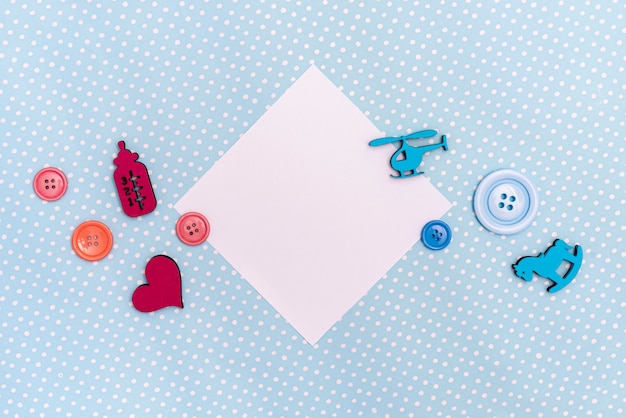 Vista dall'alto di accessori per bambini piccoli carini