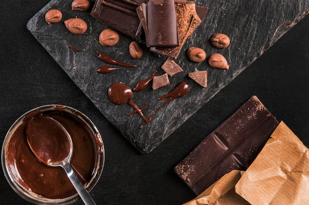 Foto gratuita vista dall'alto assortimento scuro di cioccolato