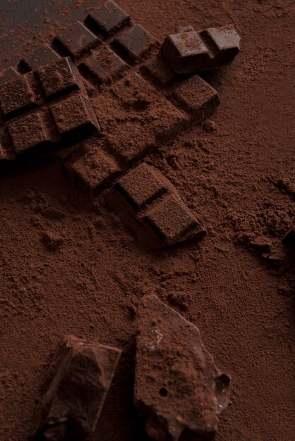 粉々に砕けたダークチョコレートブロックの平面図