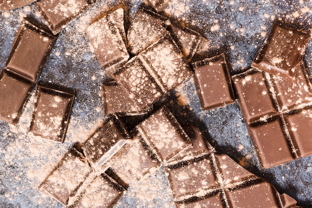 Foto gratuita vista dall'alto tavolette di cioccolato fondente ricoperte di cacao