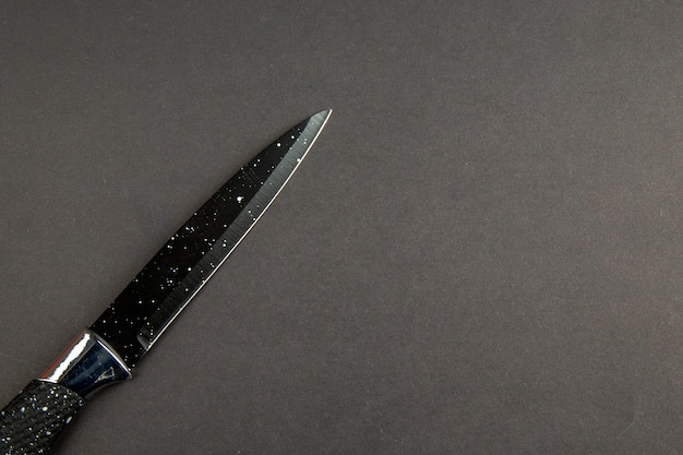 Free photo top view dark knife on dark background