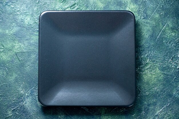 вид сверху темная квадратная тарелка на синем фоне еда столовые приборы ресторан цвет кафе кухня