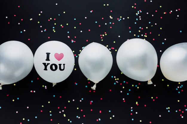 Free photo top view decoration with balloons and black background