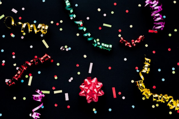 Free photo top view decoration with confetti and black background