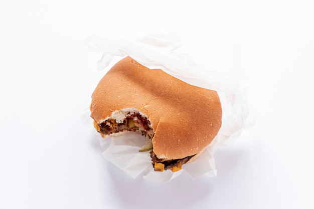 Foto gratuita decorazione di vista superiore con l'hamburger su fondo bianco