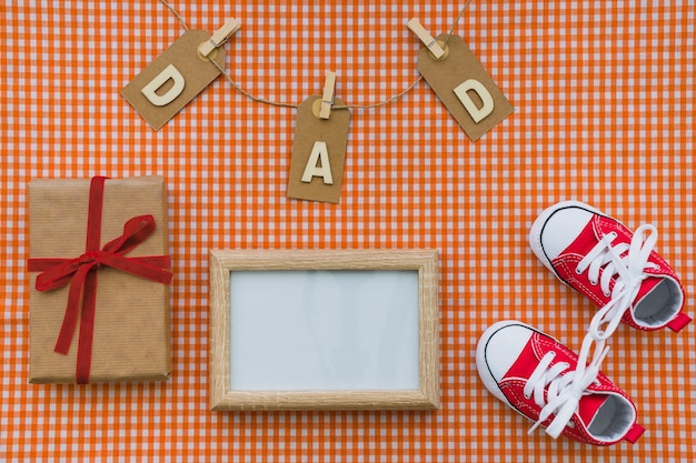 Foto gratuita vista dall'alto degli oggetti decorativi del giorno del padre