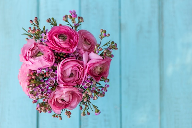 Foto gratuita vista dall'alto di fiori rosa decorativi