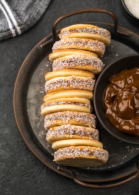 Foto gratuita vista dall'alto della deliziosa disposizione alfajores