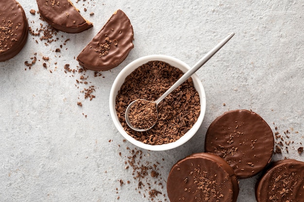 Foto gratuita vista dall'alto di deliziosi biscotti alfajores