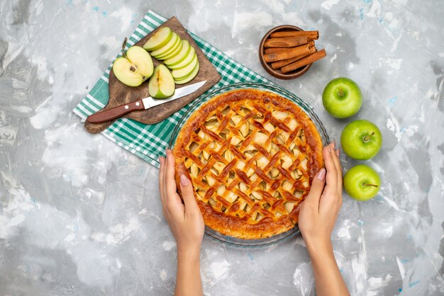 신선한 녹색 사과 케이크 비스킷 설탕 과일과 여성에 의해 들고 상위 뷰 맛있는 사과 케이크