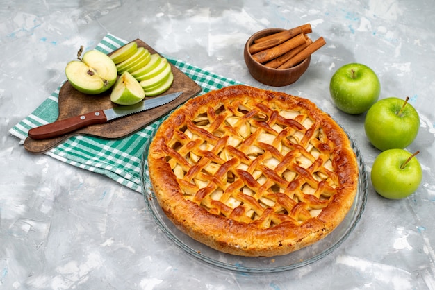 Foto gratuita una deliziosa torta di mele con vista dall'alto e torta di mele verdi fresche