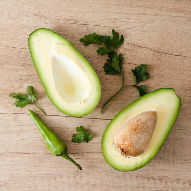 Foto gratuita vista dall'alto delizioso avocado tagliato a metà