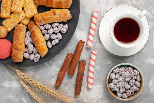 クラッカーシナモンと白いデスクケーキビスケット甘い砂糖パイクッキークリスプのクッキーとトップビューおいしいベーグル