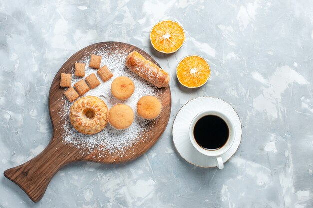 ライトホワイトの背景にお茶とケーキのトップビューおいしいベーグル。