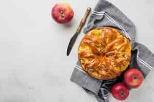 Foto gratuita vista dall'alto deliziosa torta al forno con mele