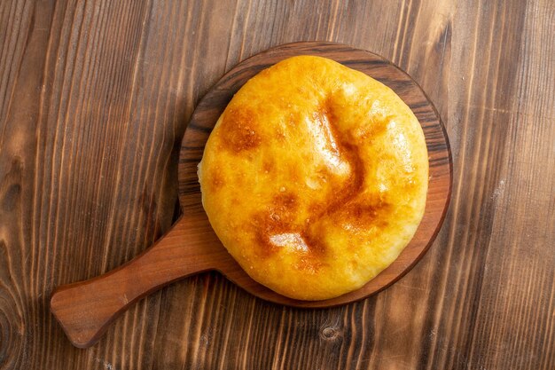 Vista dall'alto deliziosa torta al forno con purè di patate all'interno sulla torta da scrivania in legno marrone torta hotcake cuocere la pasta