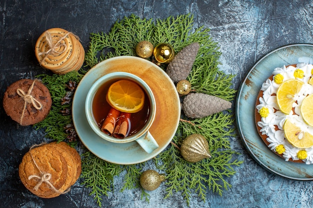 一杯のお茶とケーキとトップビューのおいしいビスケット