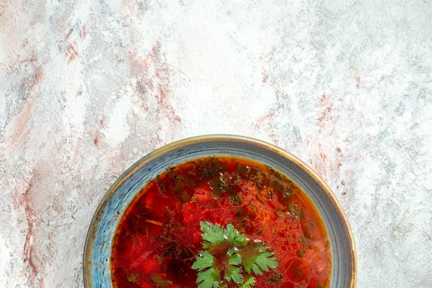 Вид сверху вкусный борщ знаменитый украинский свекольный суп с мясом внутри тарелки на белом столе